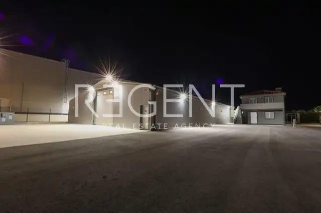 Trogir, Plano - poslovni prostor 500 m2
