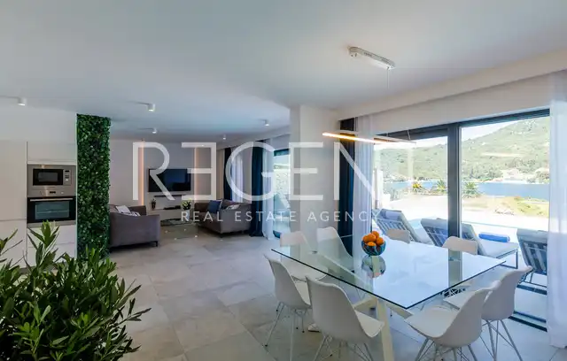 Dubrovnik, Zaton – Villa blanche moderne en bord de mer avec terrain supplémentaire