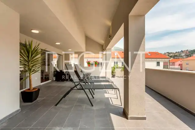 Podstrana - Three-room apartment with a terrace