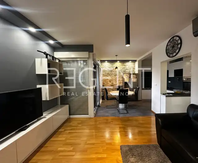 Split, Žnjan - Dvojizbový byt 76 m2, prvý rad pri mori