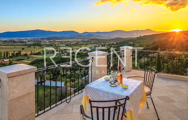 Sinj – Luxusný kamenný dom s rozlohou 500 m2 na pozemku s rozlohou 6000 m2