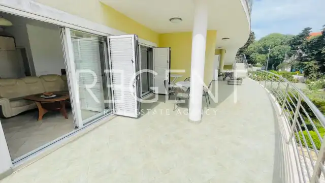 Zara, Brodarica - Casa di appartamenti in prima fila sul mare