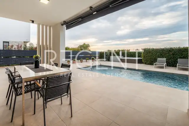 Poreč, okolica - vila 140m² s bazenom i jacuzzijem, useljiva