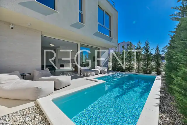 Seget Vranjica – sodobna duplex vila z dvema bazenoma in s pogledom na morje