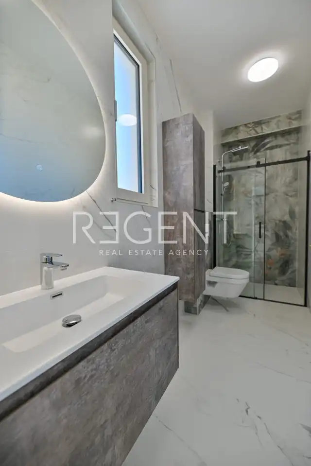 Seget Vranjica – sodobna duplex vila z dvema bazenoma in s pogledom na morje