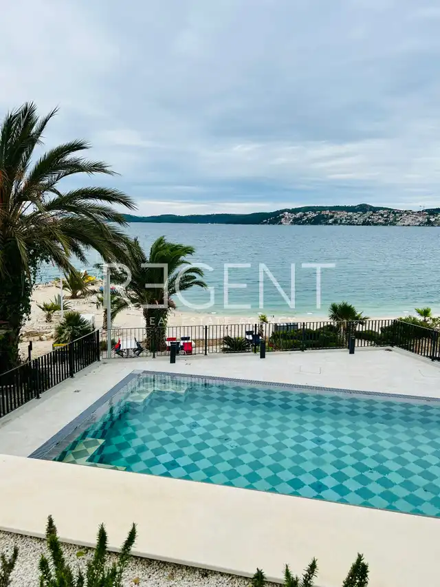 Trogir, Seget Donji - Ground floor apartment in a modern new building by the sea