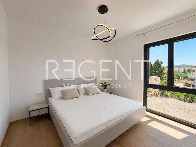 Dvoetažni stan 140 m², Brodarica, Šibenik- 3SS, krovna terasa, garaža