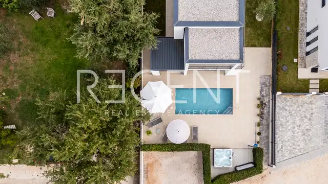 Poreč, okolica - vila 140m² s bazenom i jacuzzijem, useljiva