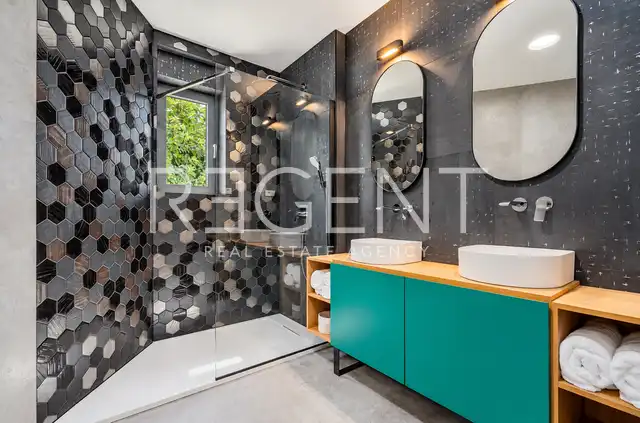 Vila 210 m², 4 spavaće sobe, bazen i pogled na more – Omiš