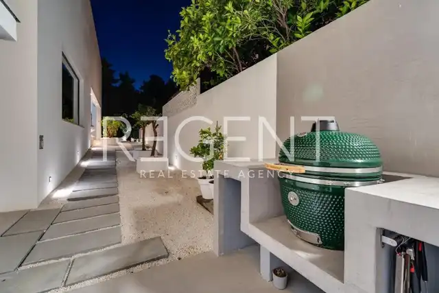 Brač, Supetar - Villa contemporaine avec piscine chauffée et vue sur la mer