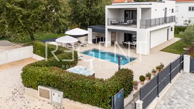 Poreč, okolica - vila 140m² s bazenom i jacuzzijem, useljiva