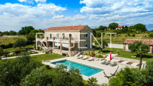 Zadar, Murvica – Krásná kamenná vila s tenisovým kurtem na pozemku 7800 m2