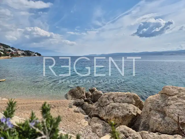 Omiš, Stanići – vila prvi red ob morja z velikim potencialom