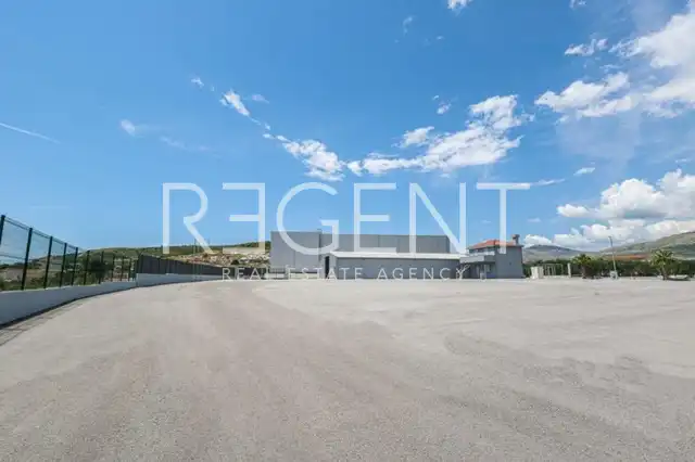 Trogir, Plano - poslovni prostor 500 m2