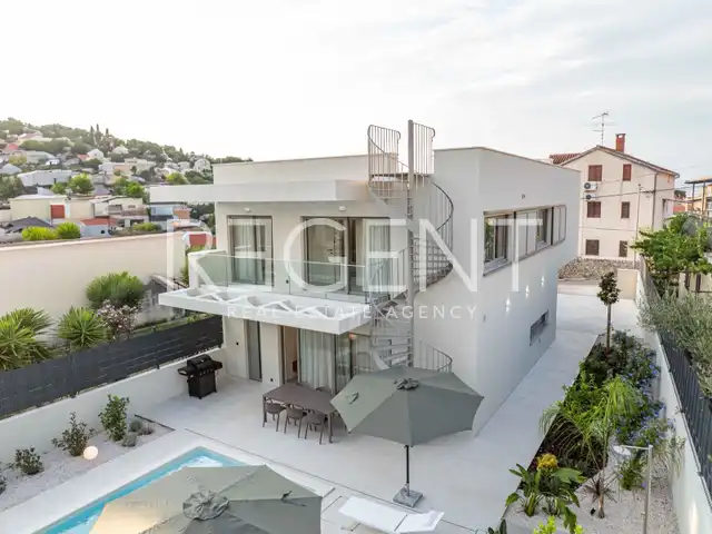 Brač, Sutivan - villa de 232 m², piscine, places de parking, vue sur mer
