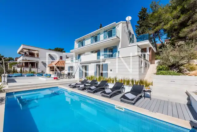 Brač, Milna - Moderní vila v první řadě u moře, 264 m2