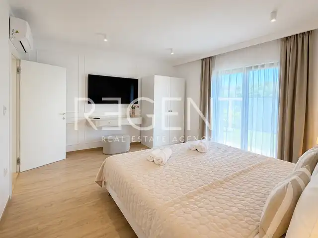 Vila 200 m², Pula — 3 spavaće sobe, grijani bazen, garaža, sauna