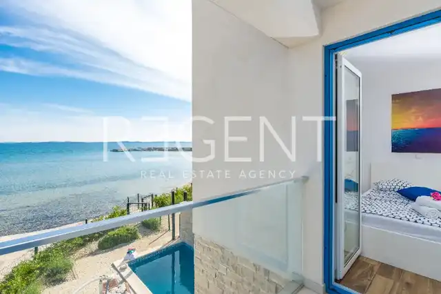 Privlaka - Reihenhaus mit Pool und Dachterrasse