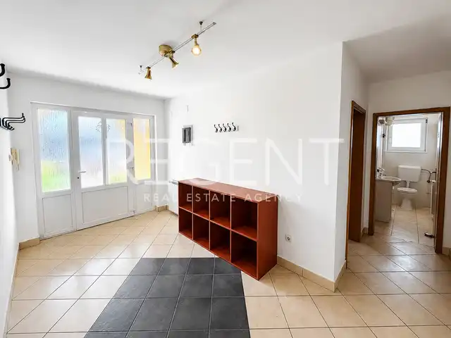 Dům 275 m² k pronájmu, Jazbina — zahrada, 2 garáže