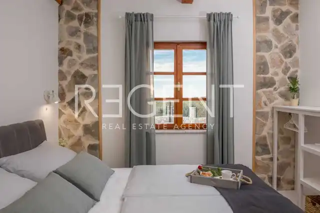 Šibenik, Rogoznica - Kamenný dom s bazénom a výhľadom na more 100 m2