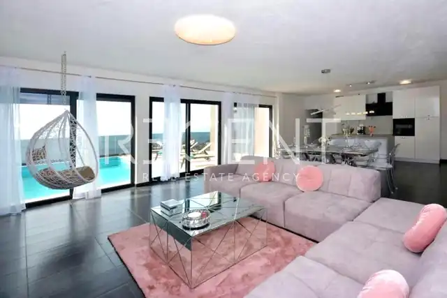 Split, Podstrana – Ohromujúca vila s výhľadom na more 250 m2