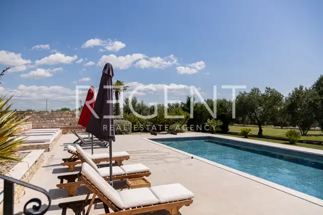 Zadar, Murvica – Krásná kamenná vila s tenisovým kurtem na pozemku 7800 m2