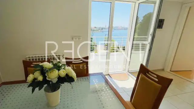 Zara, Brodarica - Casa di appartamenti in prima fila sul mare