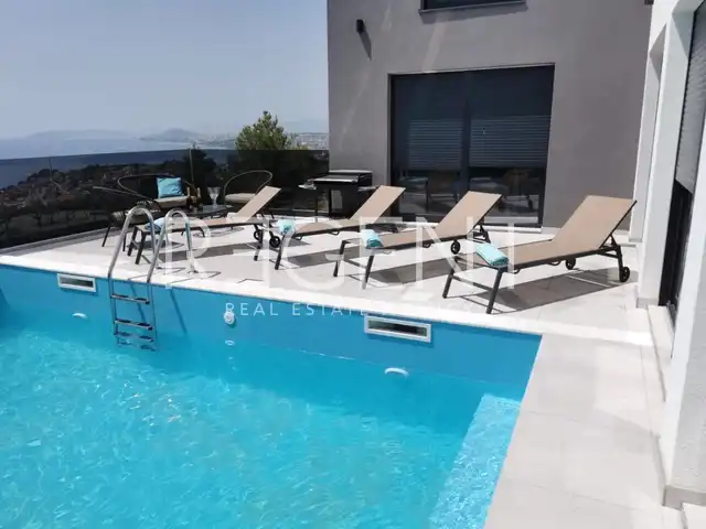 Split, Podstrana – Ohromujúca vila s výhľadom na more 250 m2