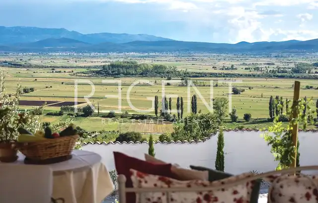 Sinj – Luxusný kamenný dom s rozlohou 500 m2 na pozemku s rozlohou 6000 m2