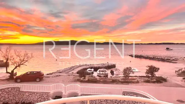 Villa 472 m², Brodarica — en première ligne de mer, 3 appartements