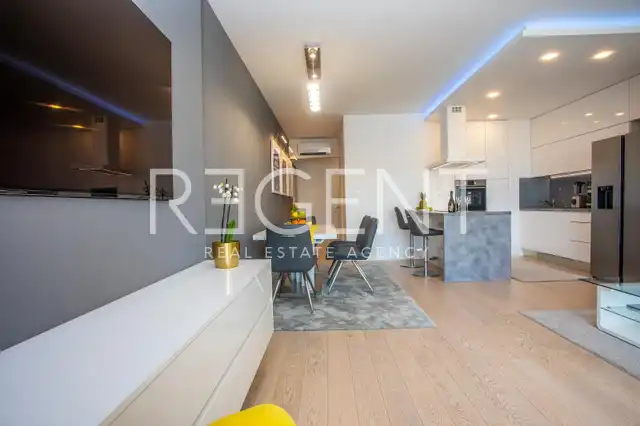 Split, Žnjan - Appartement de deux chambres avec loggia et vue sur la mer.