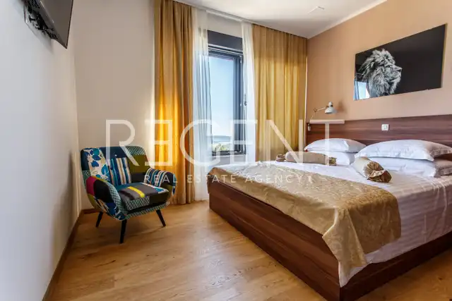 Vila 232 m², Kaštel Stari — 4SS, grijani bazen, pogled na more