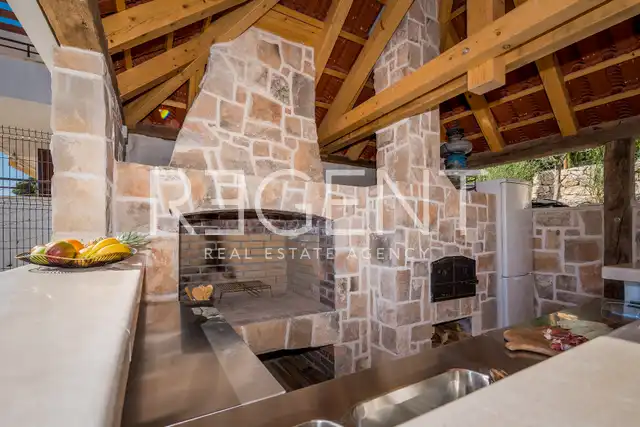 Brač, Milna - Moderní vila v první řadě u moře, 264 m2