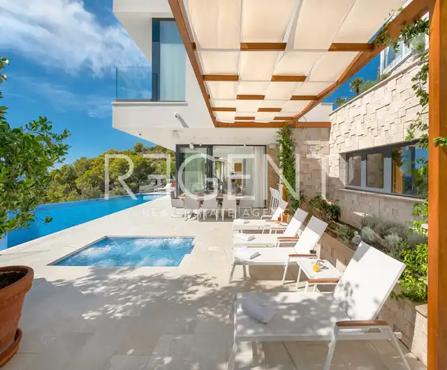 Hvar – Moderná vila s výhľadom na more 195 m2