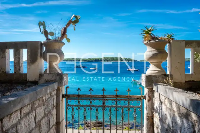 Villa 341 m², Hvar — sea view, garden, terrace, near the center