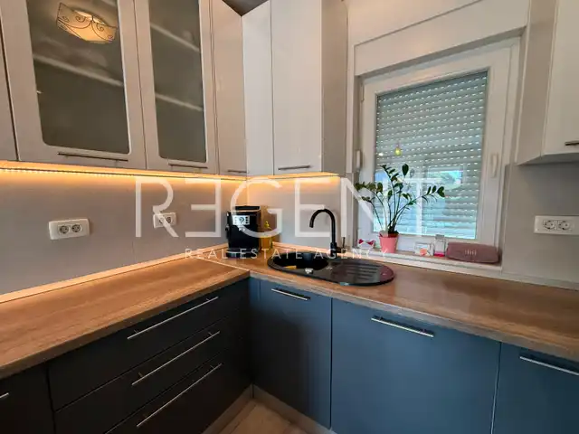 Split, Kila — Dvosobno stanovanje 66 m², balkon, garaža, novejša stavba