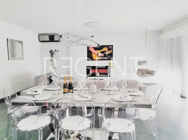 Split, Podstrana – Ohromujúca vila s výhľadom na more 250 m2