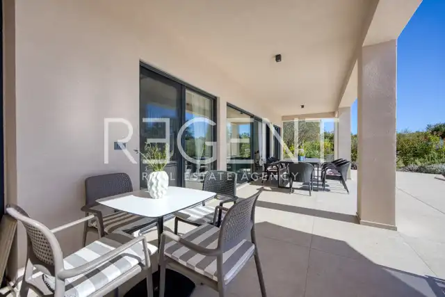 Kuća 230 m² — grijani bazen, krovna terasa, Poreč