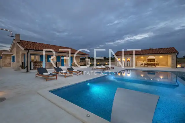 Zadar, Sv. Filip i Jakov - Rustikální vila na pozemku o rozloze 30.000 m²