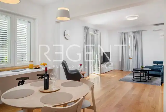 Split, Lučac - Appartement de deux pièces avec loggia et vue sur la ville.