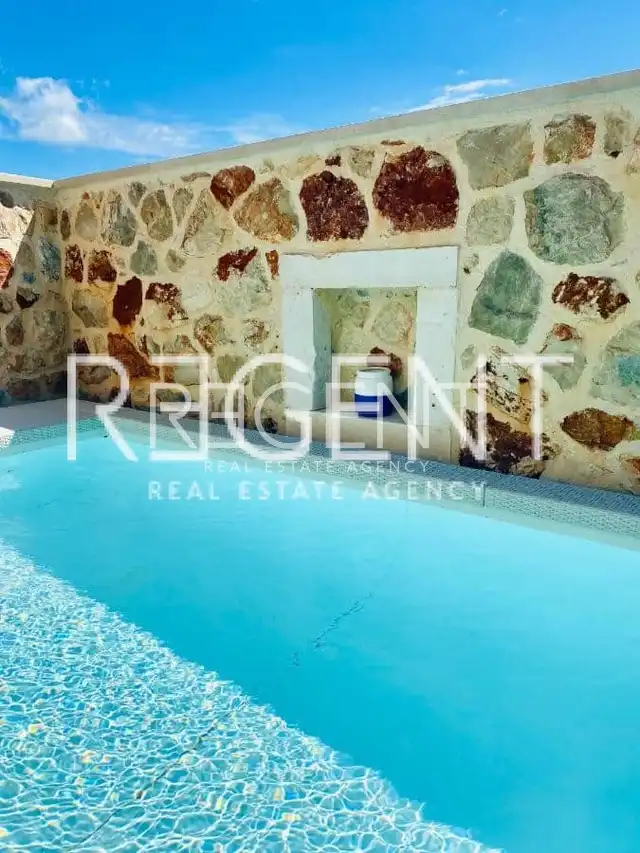 Hvar- kamena vila unikatnog dizajna 250m2