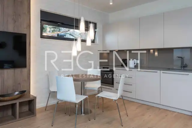 Omiš, Brzet - Appartement de deux chambres avec balcon et terrasse en première ligne de mer.