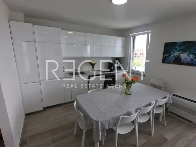 Privlaka - Reihenhaus mit Pool und Dachterrasse
