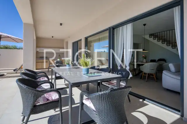 Kuća 230 m² — grijani bazen, krovna terasa, Poreč