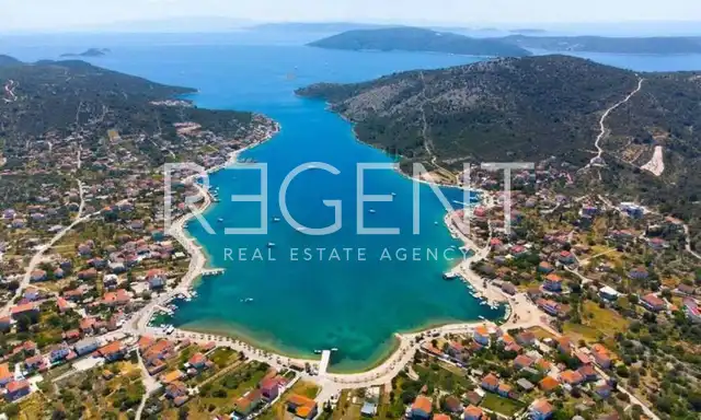 Trogir, Vinišće - Agricultural land first row to the sea 4245 m2