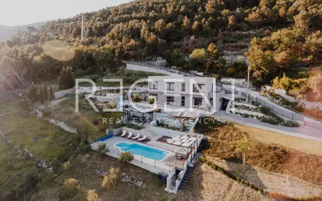 Vila 232 m², Kaštel Stari — 4SS, grijani bazen, pogled na more