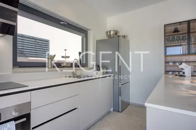 Kuća 230 m² — grijani bazen, krovna terasa, Poreč