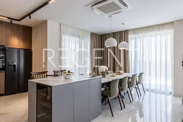 Dugi Rat - Vila 300 m², bazen, sauna ,pogled na more