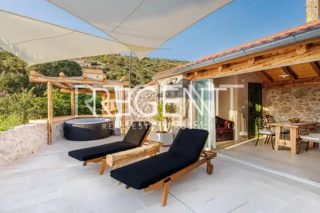 Hvar - Kamenný dům moderního designu 70m2