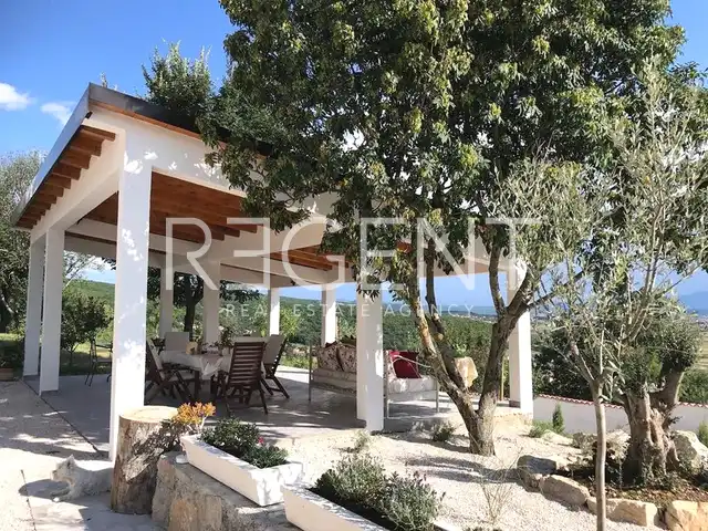 Sinj – Luxusný kamenný dom s rozlohou 500 m2 na pozemku s rozlohou 6000 m2